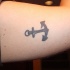 Piccola ancora tatuata sul braccio