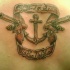 Tatuaje con inscripción Ancla con cañónes