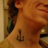 Tatuaje en el cuello Pequeña ancla sencilla
