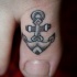 Le tatouage de petit ancre sur le gros orteil