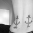 Tatuaje en la espalda de la chica Dos anclas