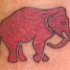 Tatuaje de un elefante rojo.
