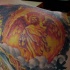Tatuaje de color en el hombro Arcángel en llamas