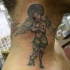 Tatuaje en el cuello Chica ángel con el pelo afro