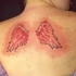 Pequeño tatuaje las alas rojas en la espalda