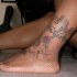 Mélodie de fleurs le tatouage sur la cheville