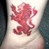 Tatouage de lion rouge sur la cheville