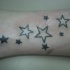 Étoiles noires et blanches le tatouage