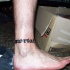 Inscription le tatouage bracelet sur la cheville