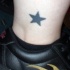 Petite étoile noire le tatouage sur la cheville