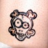 Crâne avec des os le tatouage