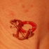 Ancre de navire le tatouage sur la cheville rouge