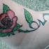 Rose décorée le tatouage sur la cheville