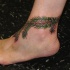 Plumes de paon le tatouage sur la cheville