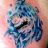 Simple tatuaje la facha del tiburón en el agua azul
