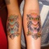 Tatouage sur le bras avec des hiboux