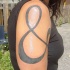 & signe le tatouage sur le bras