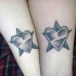 Deux coeurs dans les étoiles le tatouage sur les bras