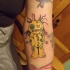 Une poupée vaudou le tatouage sur le bras