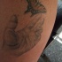 Tatouage sur le bras avec un papillon