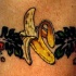 Fiori e banana tatuati in forma di braccialetto