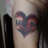 Tatouage sur le bras avec l'amour de la maman