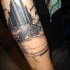 Tatouage sur le bras avec une rue