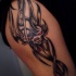 Monstre le tatouage sur le bras désigné