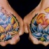 Due loti colorati tatuati sui pugni