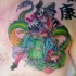 Tatuaje de un Samurai luchando con un dragón verde.