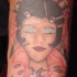 Geisha colorata con gli occhi chiusi tatuata