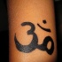 Le tatouage du symbole d'Aum