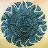Le tatouage artistique d'une déité du soleil aztèque