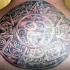 Calendario dei Aztechi tatuato sulla schiena