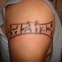 Tatuaje en el hombro de escritura azteca.