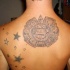 Monolito del calendario Aztechi tatuato sulla schiena