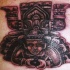 Tatuaje de una deidad azteca en piedra.