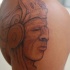 Tatuaje coloreado de un perfil de jefe azteca.