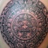 Tatuaje azteca ritual en piedra.