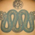 Tatuaje coloreado de una serpiente azteca.
