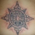 Tatuaje del sol azteca.