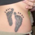 Tatuaje de huellas de pies infantiles