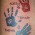 Tatuaje a color de huellas de manos infantiles, su nombres y años de nacimiento