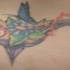 Tatuaggio colorato colibrì sul fiore