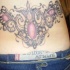 Grande disegno con le pietre rose tatuato sulla schiena