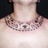 Ornamento tribale tatuaggio intorno a collo