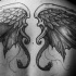 Due simmetriche ale tatuati sulla schiena