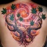 Tatuaggio colorato sulla schiena l'albero con le foglie & i raggi di sole