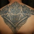 Tatuaje en la espalda de un patrón indio tribal.