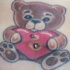 orsacchiotto con cuore tatuaggio